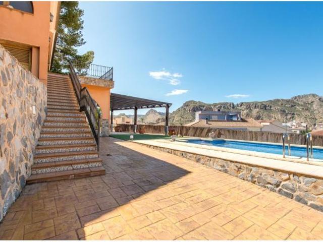 Espectacular finca con dos viviendas en mas de 3.000 m2 de terreno en Villanueva del Segura