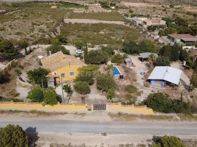 Espectacular finca con dos viviendas, piscina privada y 12.000 m² de naturaleza en Crevillente