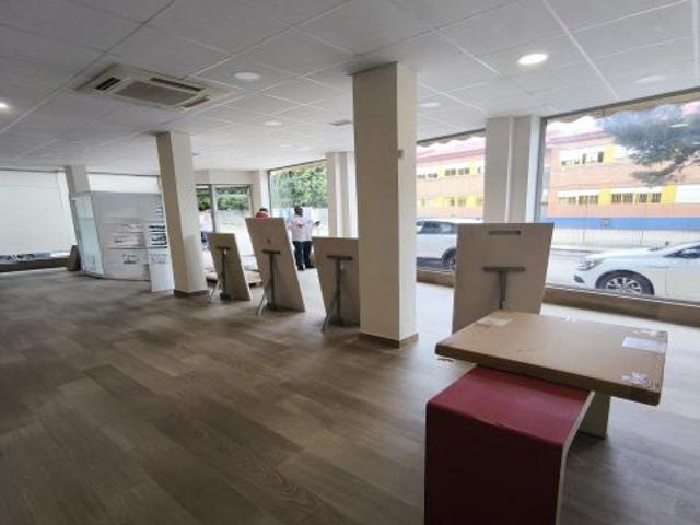 Espectacular Local Comercial de 107 m2: Visibilidad y Diseño Moderno en el Corazón de Torre Pacheco