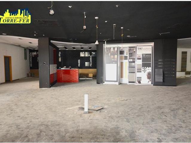 ¡ESPECTACULAR LOCAL COMERCIAL DE 4.400M2, CON FACHADA A 3 CALLES Y GRAN VISIBILIDAD!
