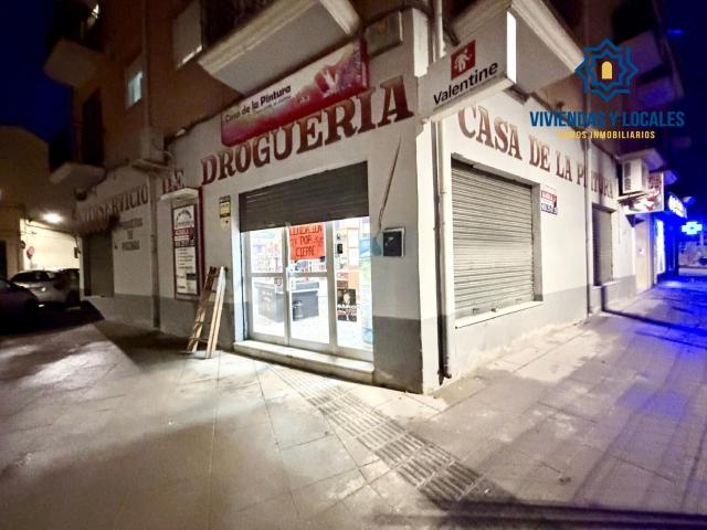 Espectacular local con inmensa fachada en esquina. Avd Poniente de Armilla, junto al Metro