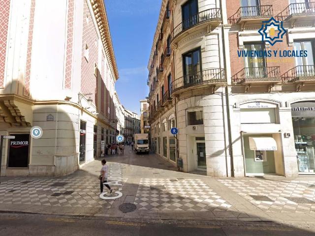 Espectacular local en primera línea comercial de Granada. Calle Alhóndiga