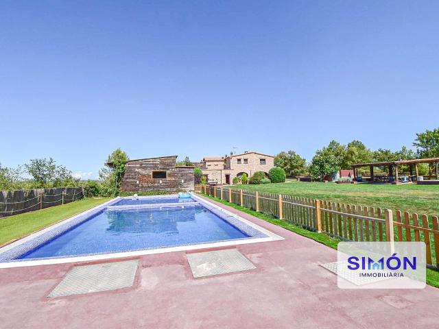 ESPECTACULAR masía, reformada y equipada con piscina, pádel, voley, baloncesto, parque infantil.