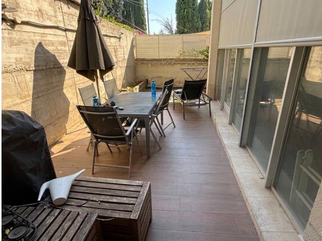 ESPECTACULAR PISO TIPO CASA CON TERRAZA Y SEMI NUEVO