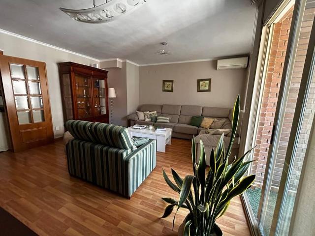 Espectacular piso de 4 hab. con Garaje, Piscina y Conserjería en Quatre Carreres