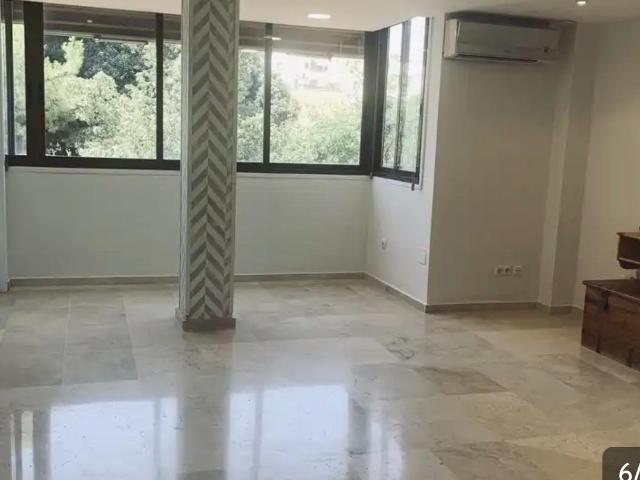 Espectacular piso de 4 habitaciones completamente reformado con parking en Málaga
