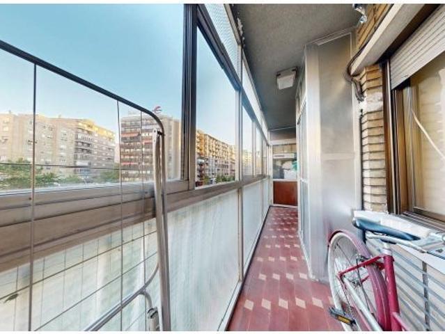 Espectacular piso de 83m2 en AVENIDA NAVARRA! Distribuida en tres dormitorios, salón con galería c