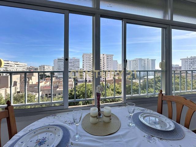 Espectacular piso de gran tamaño en Málaga, cerca del parque del oeste, con vistas al mar