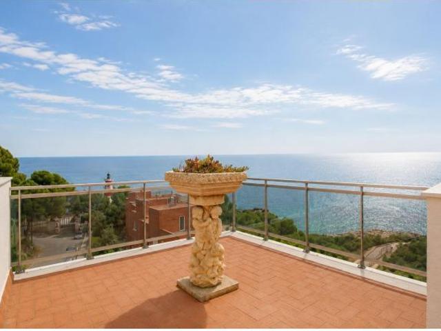 Espectacular piso en primera línea de mar con terraza de 60 m2 y vistas panorámicas al Mediterráneo