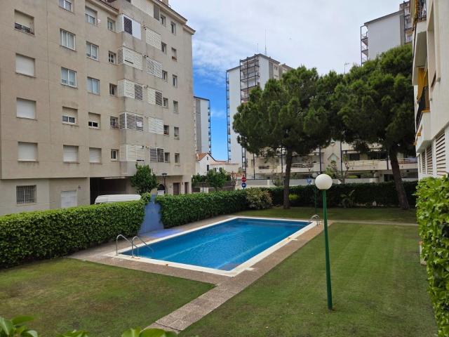 Espectacular piso renovado en Sitges 4 habitaciones piscina comunitaria y parking