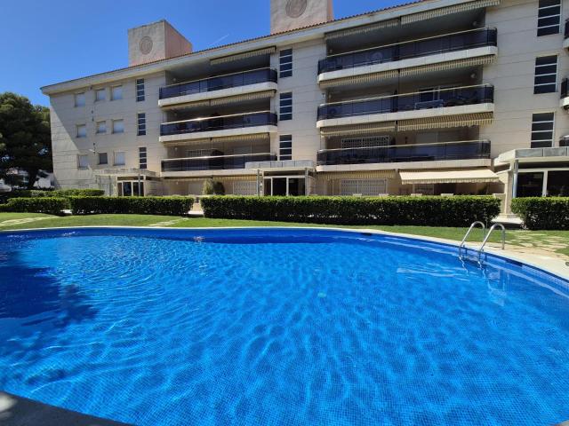 ESPECTACULAR PLANTA BAJA DE 3 HABITACIONES, CON PARKING Y PISCINA COMUNITARIA