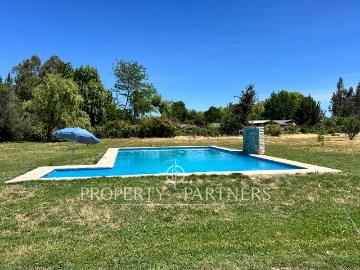 Espectacular propiedad con piscina en exclusivo condominio Santa Helena