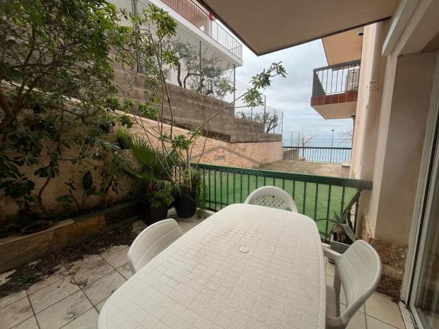 Espectacular propiedad frente al mar con terraza de 24 m2 en. 48m² Roses