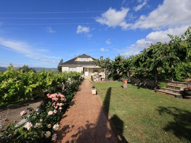 ¡Espectacular propiedad única en El Bierzo! Chalet con piscina, gran finca, viñedo y bodega