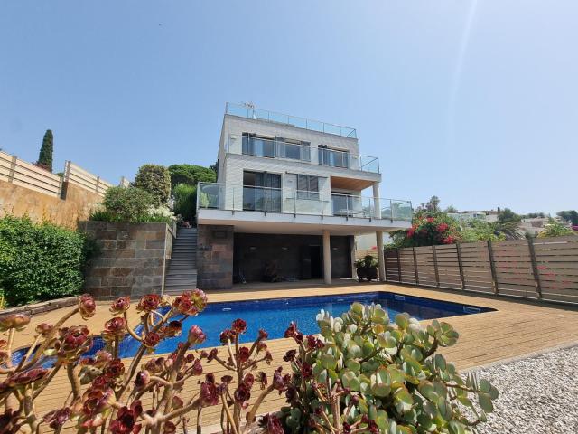 Espectacular Residencia con Vistas al Mar y Montaña en Canyelles