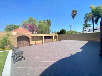 Espectacular residencia en Villas del Meson colinda con el campo de golf