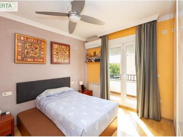 ESPECTACULAR VIVIENDA ADOSADA DE 4 DORMITORIOS CON SÓTANO, TERRAZAS Y PATIO EN GRANADA