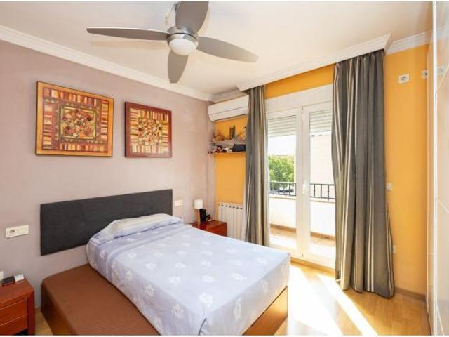 ESPECTACULAR VIVIENDA ADOSADA DE 4 DORMITORIOS CON SÓTANO, TERRAZAS Y PATIO EN GRANADA