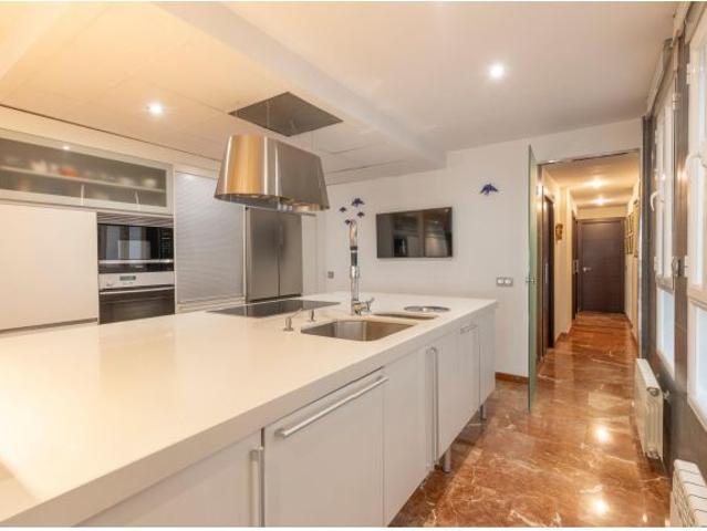 Espectacular vivienda en plena Gran Vía de Granada: amplitud, diseño y ubicación privilegiada