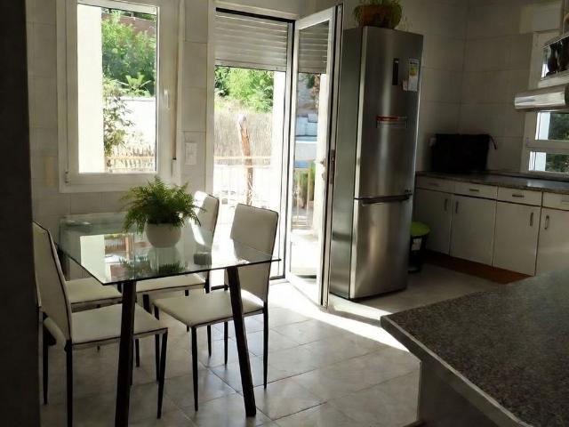 Espectacular vivienda independiente con piscina y dos locales comerciales