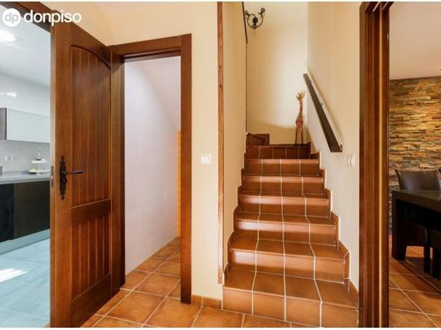 Espectacular vivienda pareada a la entrada a de Jun