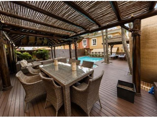 Espectacular vivienda pareada en La Capellanía: piscina, 4 dormitorios y excelentes calidades