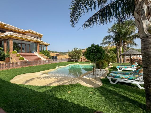Espectacular villa con piscina en Fuente Camacho