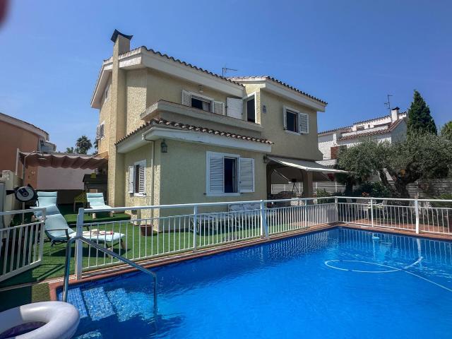 Espectacular villa con piscina privada, jardín y placas solares a 700 metros del mar en Benicasim Castellón Mar Mediterraneo