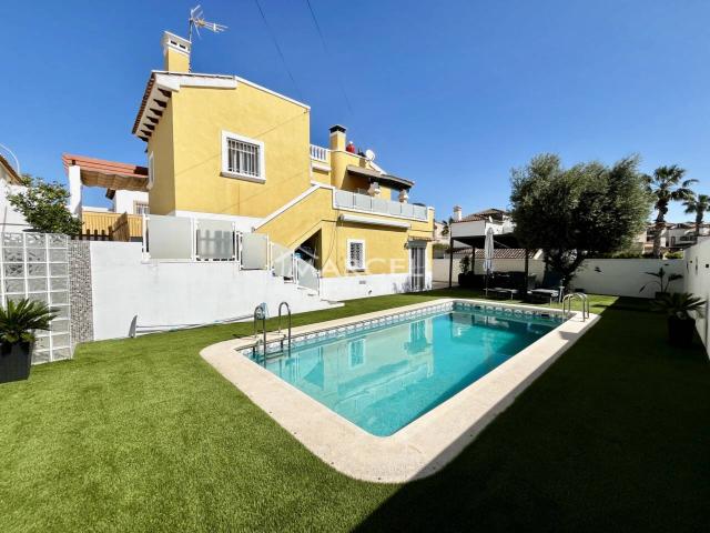 ESPECTACULAR VILLA CON PISCINA TOTALMENTE REFORMADA EN 2024