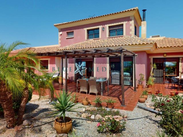 Espectacular villa con vistas panorámicas al mar y la montaña