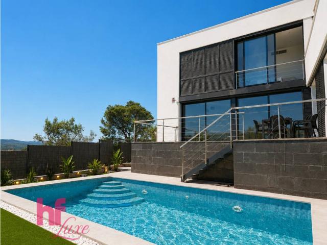 Espectacular villa de diseño con piscina, jacuzzi y vistas despejadas en Canyelles