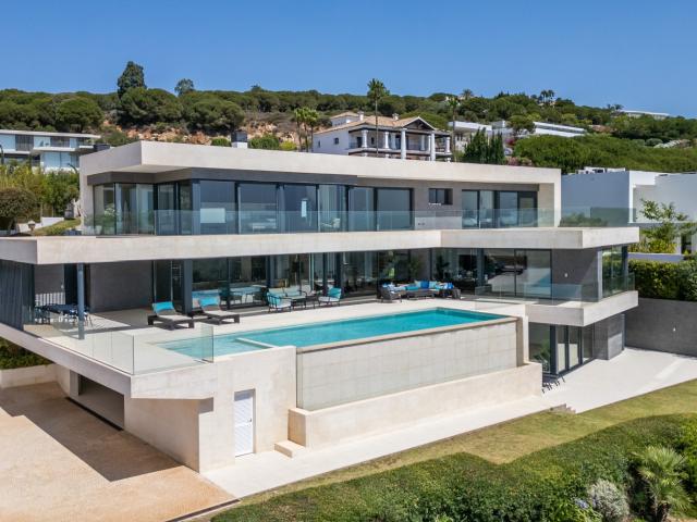 Espectacular villa de estilo moderno con 5 dormitorios y vistas panorámicas al mar y al campo de golf en La Reserva de Sotogrande