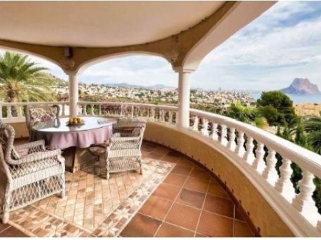 Espectacular villa en venta con vistas al mar en Calpe: ¡Haga su sueño realidad hoy mismo!