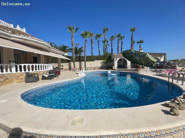 Espectacular villa independiente con 850m2 de parcela y vistas panorámicas al campo de golf en Ciuda