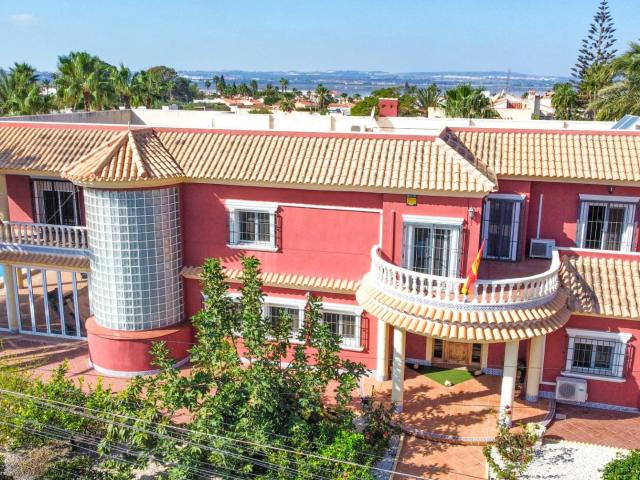 ESPECTACULAR VILLA INDEPENDIENTE DE 6 DORMITORIOS CON PISCINA PRIVADA ZONA TORRETA FLORIDA
