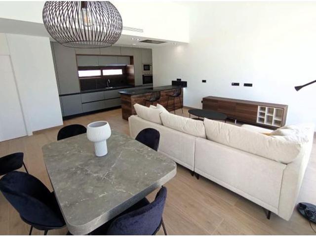 Espectacular villa llave en mano de tres plantas 234 m2 + terrazas con gran piscina privada en una