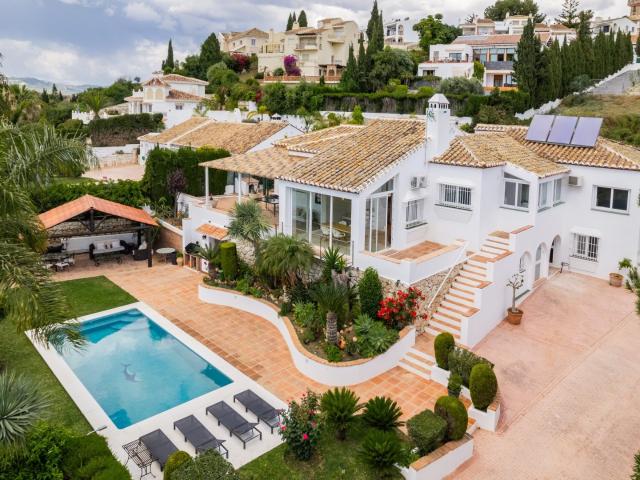 Espectacular villa situada en una serena ubicación de Mijas. 380m² Mijas Costa