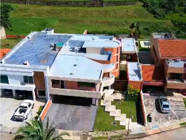 Espectacular y Moderna Casa de Lujo en Lomas del Country Club