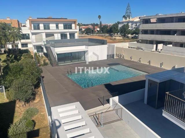 Espetacular apartamento de 2º andar 2 quartos, a uma curta distância a pé da Ria Formosa e da orla de Cabanas. Piscina e Garagem Incríveis