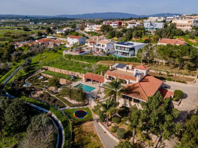 ESPETACULAR MORADIA NA PENINA COM PISCINA, GARAGEM, JARDIM E TERRENO