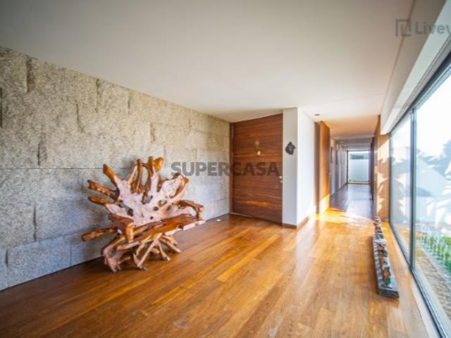 Espetacular Moradia com 2000 m2 de terreno, na Madalena