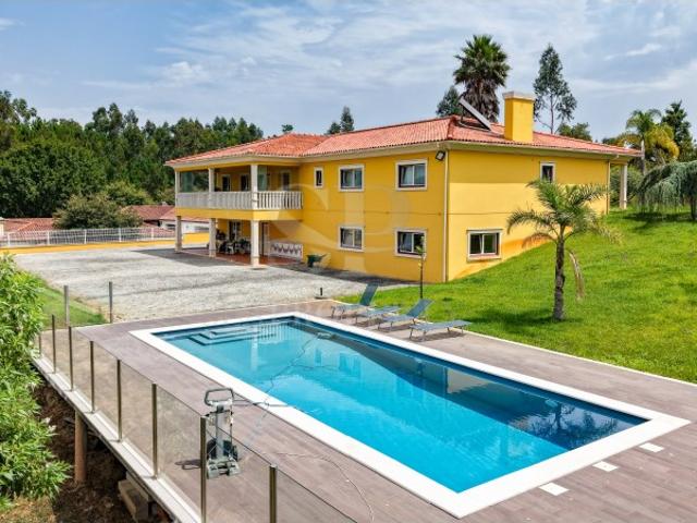 Espetacular Moradia com Jardim e Piscina 247 m² de Área Útil