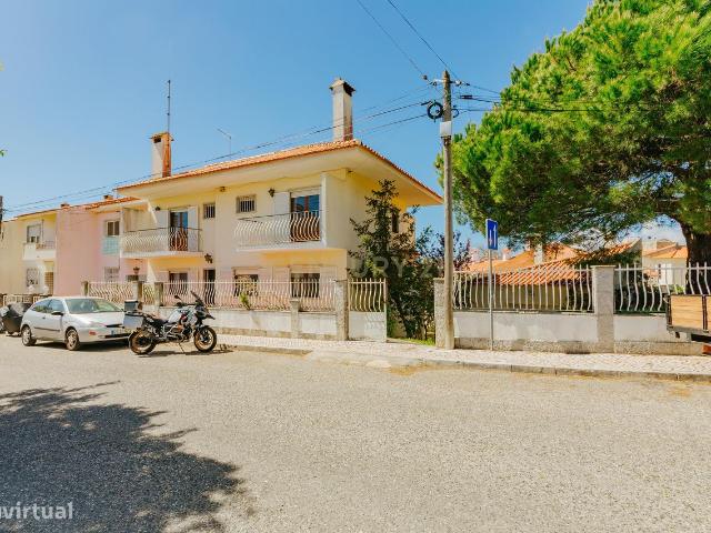 Espetacular Moradia T6 em Carcavelos, Cascais, de gaveto, num lote de