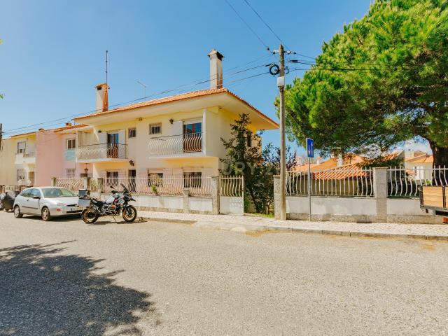 Espetacular Moradia T6 em Carcavelos, Cascais, de gaveto, num lote de 460m2