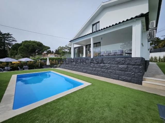 Esplêndida moradia V5 com piscina em terreno de 1000m2 em Albarraque, Sintra