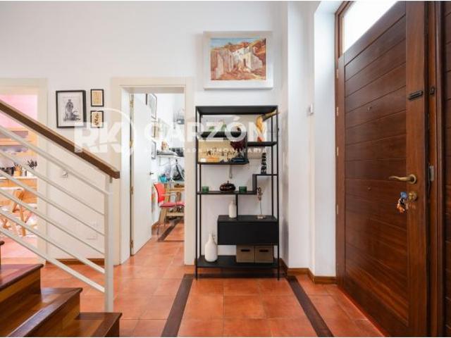 Espléndida Casa Reformada junto a la Puerta Purchena, en el Corazón de Almería