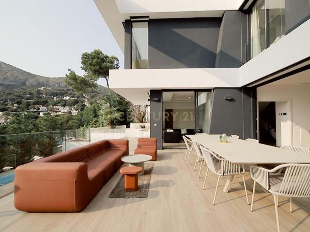 ESPLÉNDIDA VILLA DE LUJO CON VISTAS DESPEJADAS AL MAR Y LA MONTAÑA