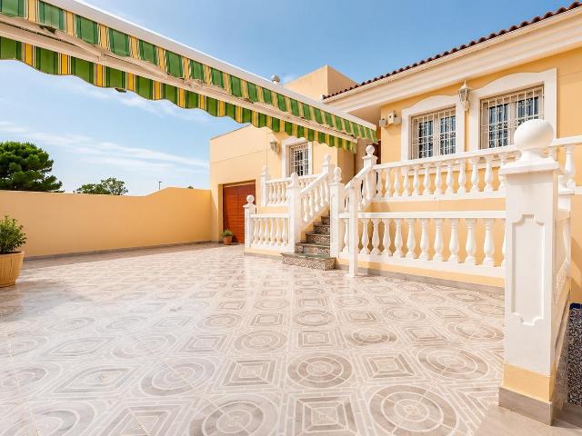 Espléndido Chalet en Retamar, Almería Oportunidad Única por €459.000