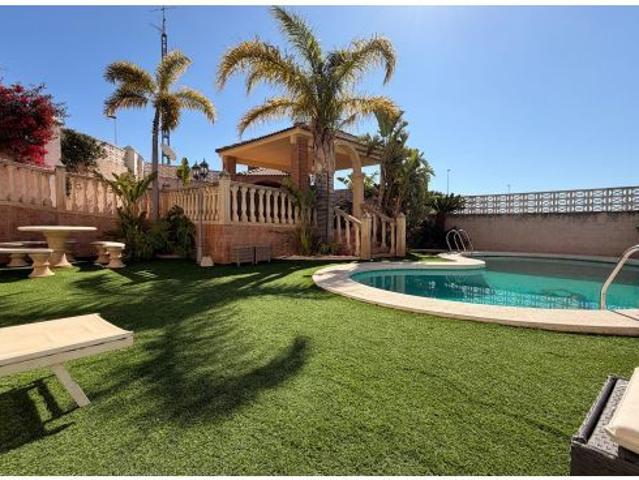 Espléndido Chalet Independiente en Bonavista, Elche con Piscina y Amplios Espacios