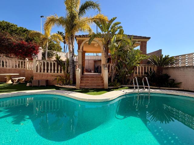 Espléndido Chalet Independiente en Bonavista, Elche con Piscina y Amplios Espacios